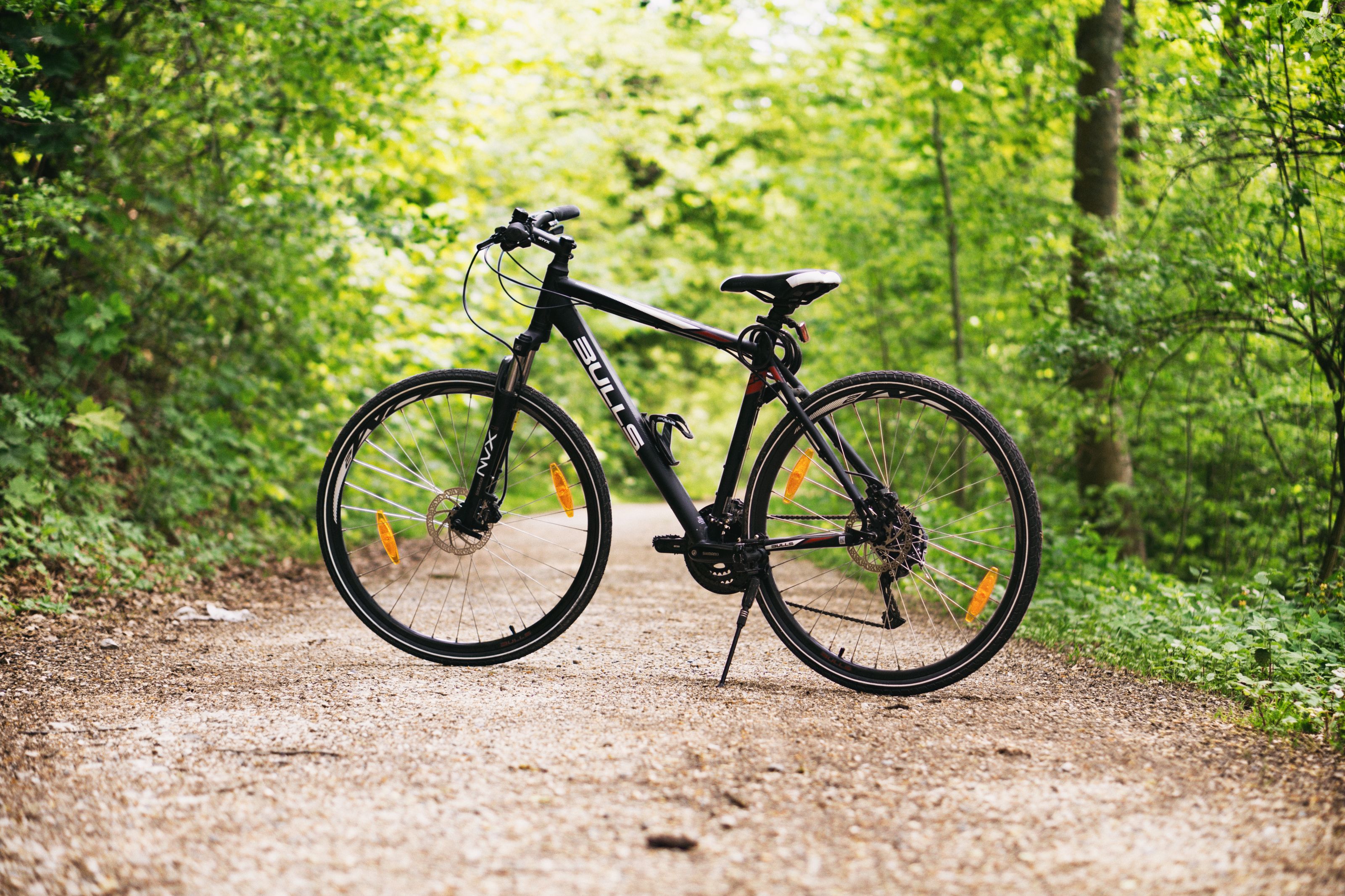 Einzelner Rennradfahrer auf einer ansteigenden Straße in Österreich